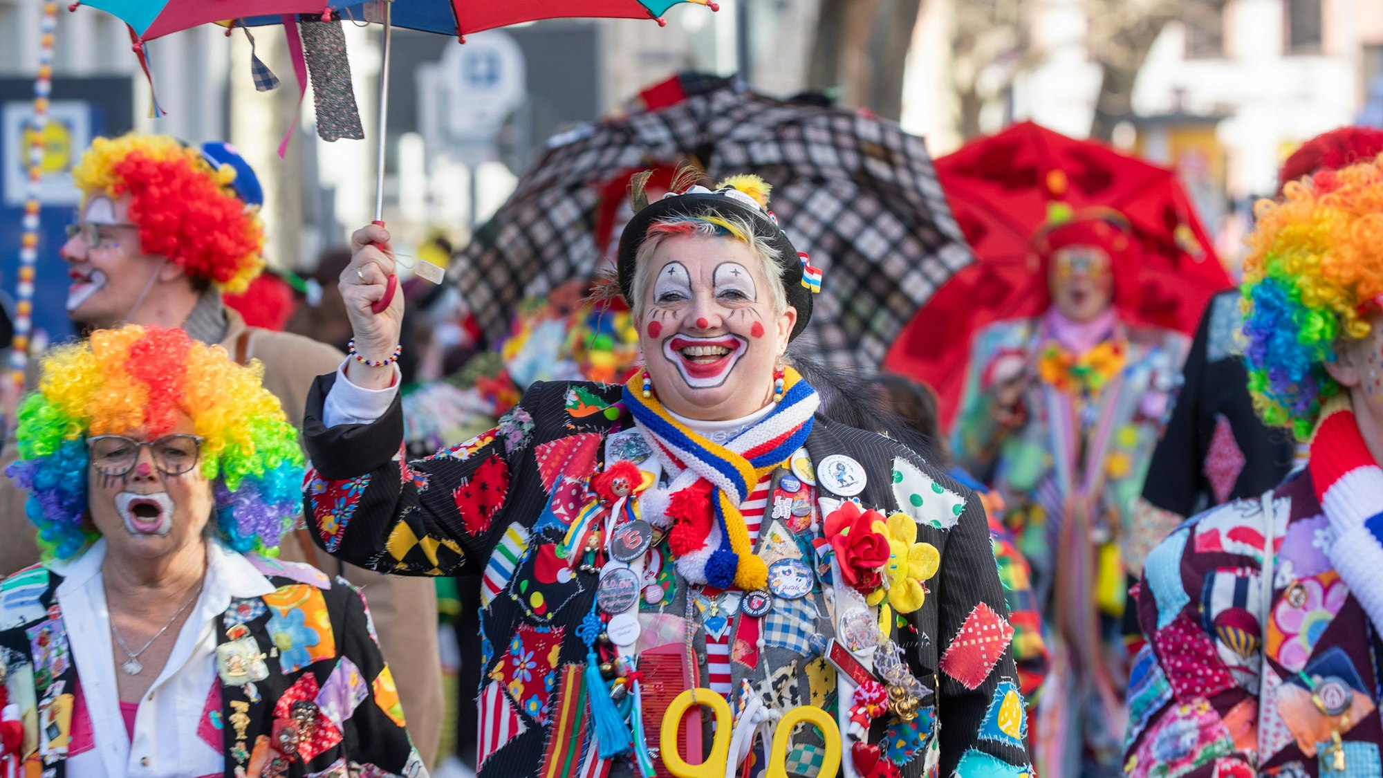 Fastnachtsnarren feiern beim größten Fastnachtsumzug in Rheinland-Pfalz.