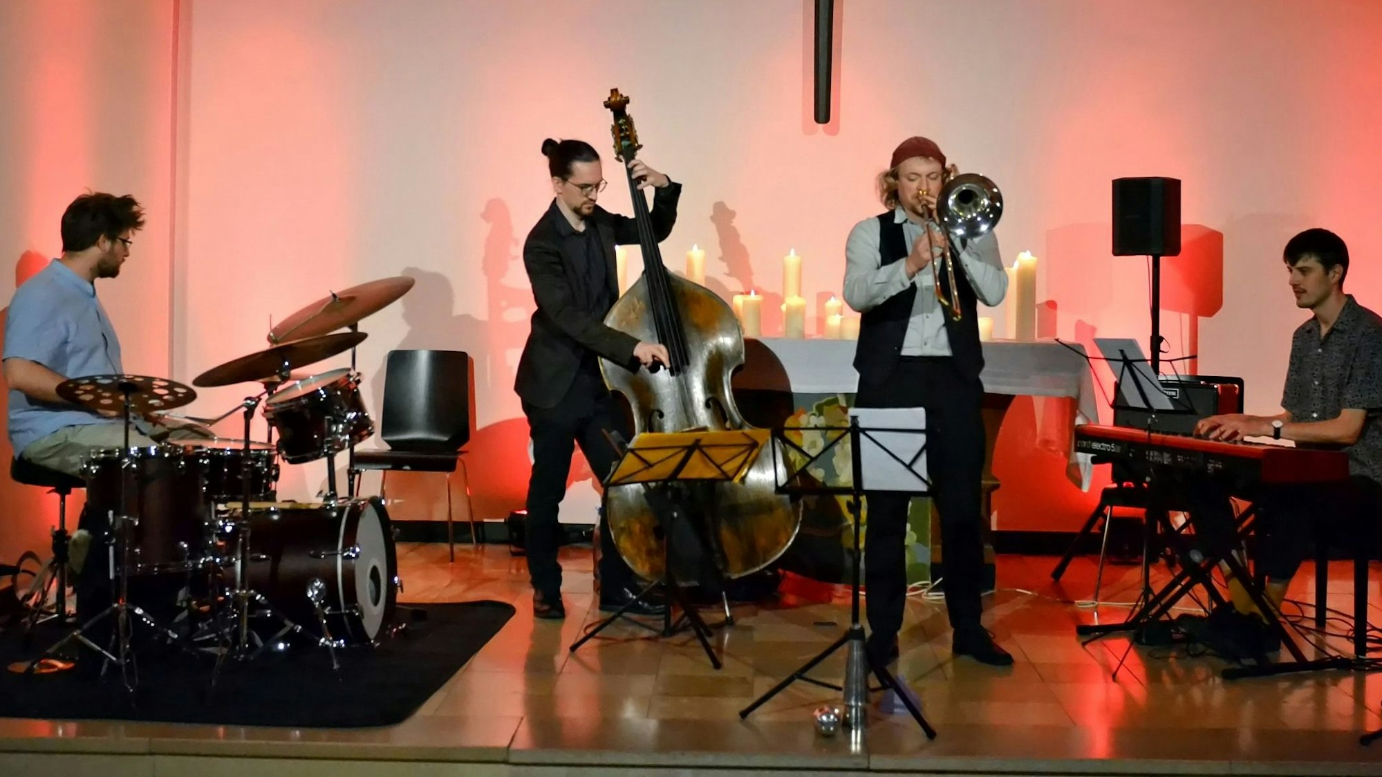 Die Musiker der Band „Prisma“ beim Auftritt im Altarraum der evangelischen Kirche in Euskirchen.