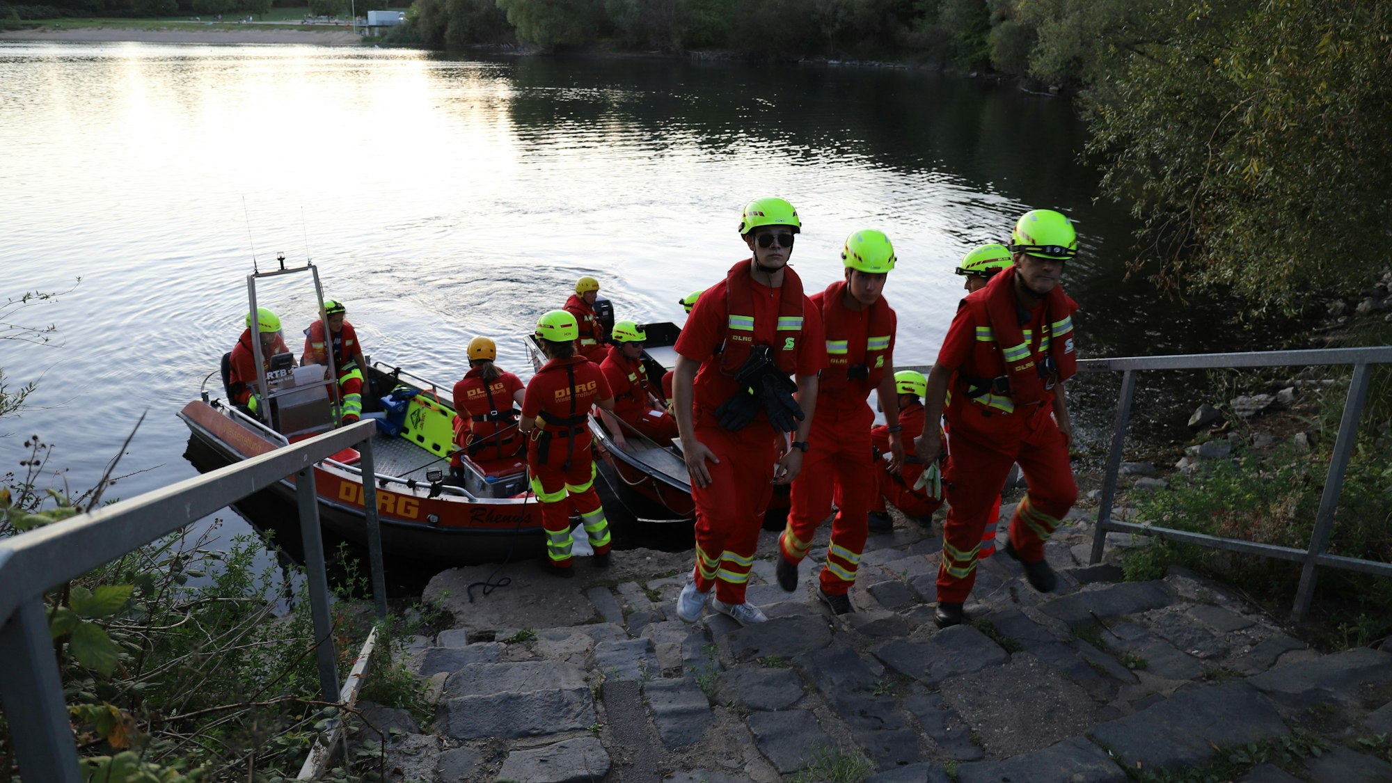 DLRG, DRK und MHD übten gemeinsam den Aufbau eines BTP 500, eines Betreuungsplatzes für 500 Personen, bei einem Hochwasserereignis.