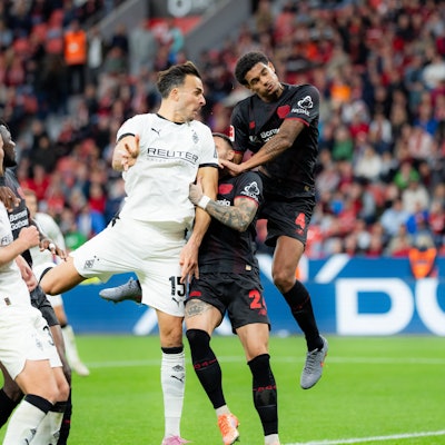 Der späte Nackenschlag für Bayer Leverkusen: Haris Tabakovic trifft per Kopf zum 1:1 für Borussia Mönchengladbach.