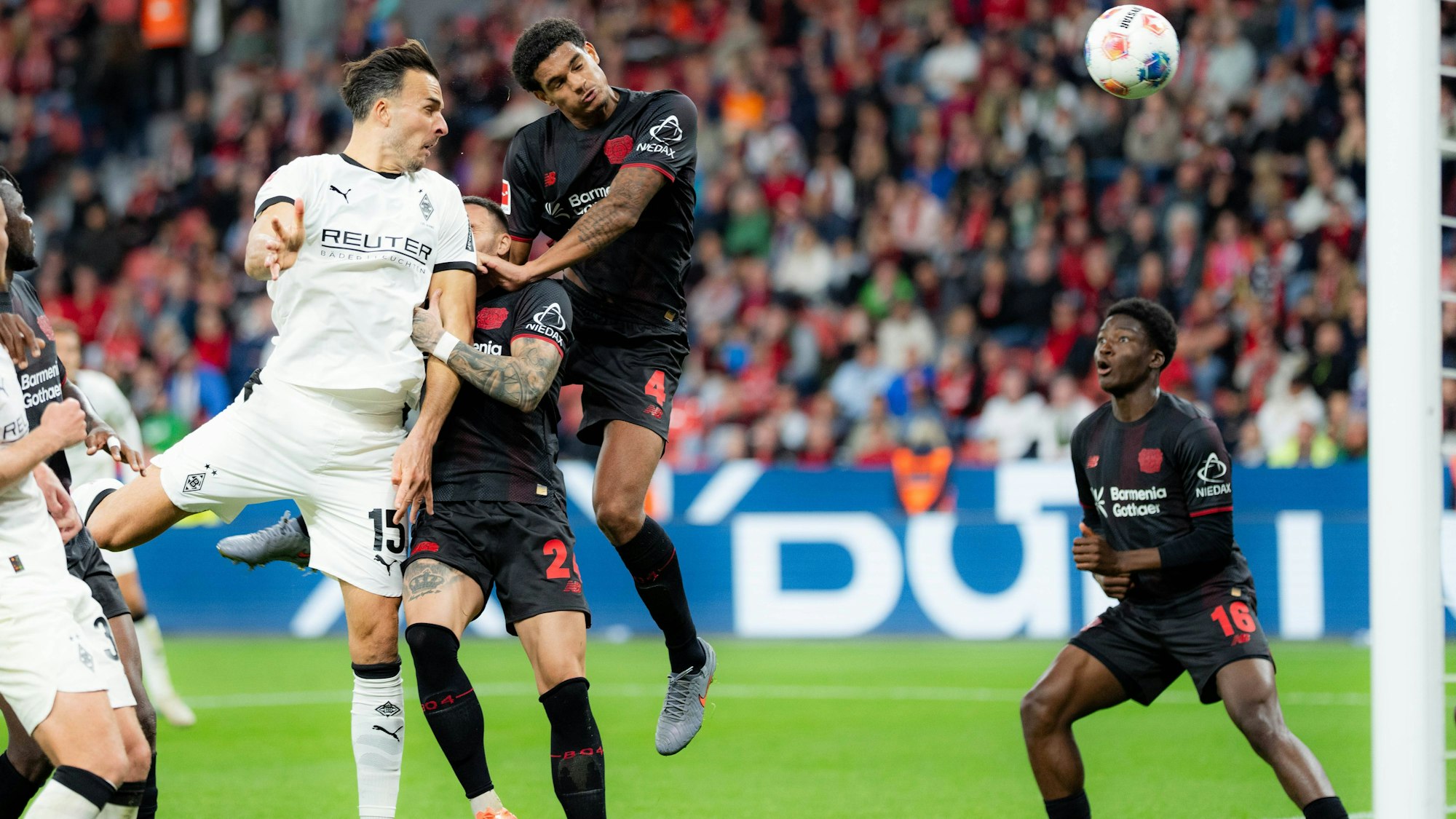 Der späte Nackenschlag für Bayer Leverkusen: Haris Tabakovic trifft per Kopf zum 1:1 für Borussia Mönchengladbach.