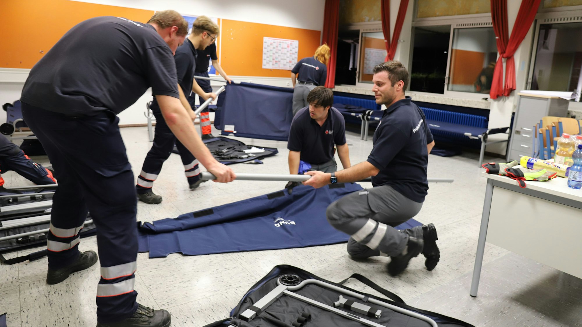 Ehrenamtliche Helfer bauten in Klassenräumen Feldbetten auf.