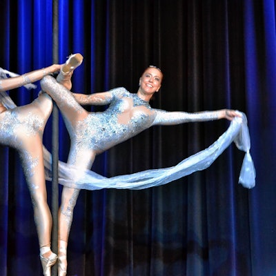 Auftritt der beiden Tänzerinnen des Pole-Dance-Duos n der Aula der Geschwister-Graf-Gesamtschule.