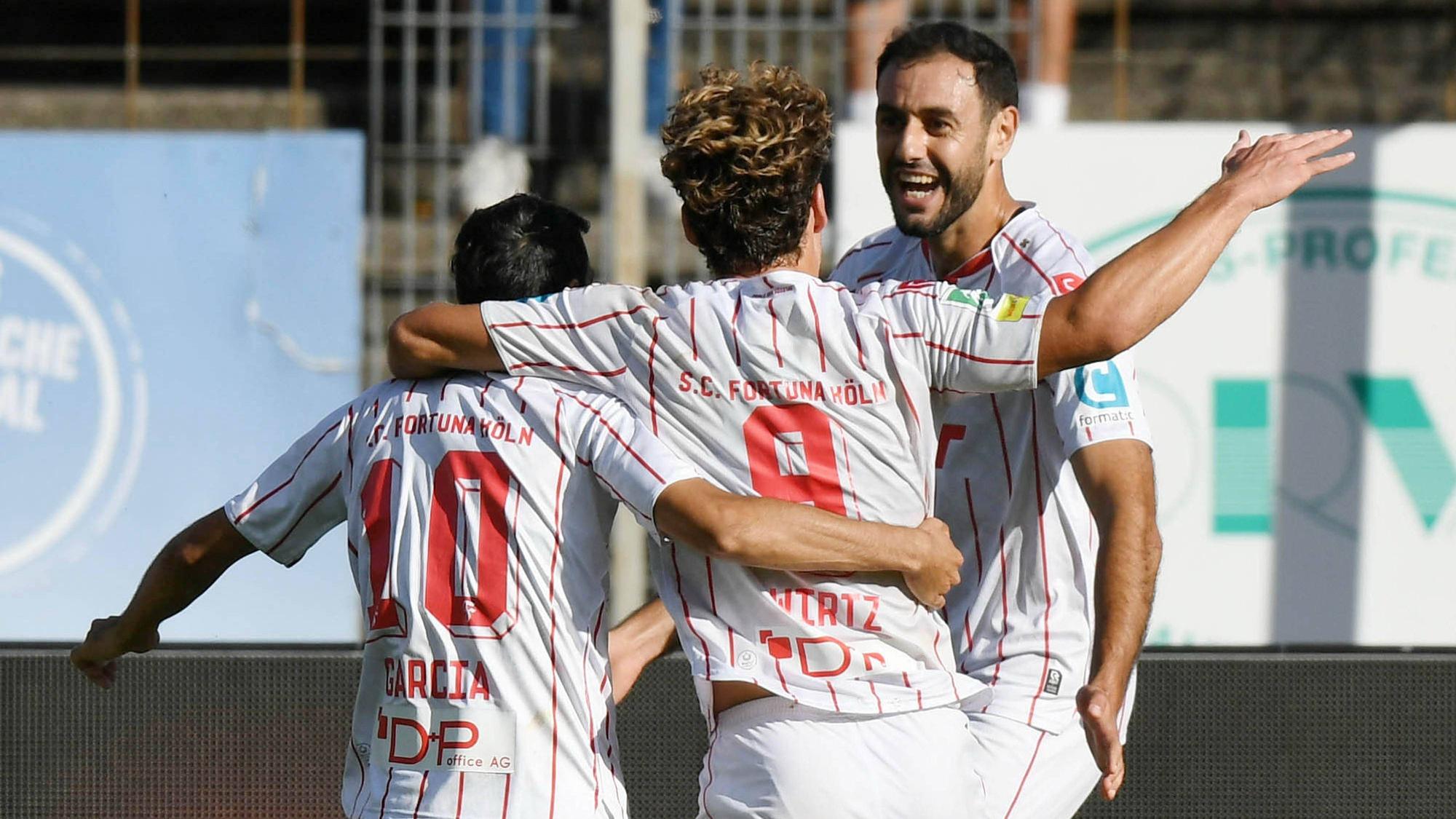30.08.2025, xophax, Fussball Regionalliga West Fortuna Köln gegen Fortuna Düsseldorf II 3 zu 2 für Fortuna Köln Torschütze Hamadi Al Ghaddioui , rechts mit Rafael Garcia und Enzo Wirtz alle Fortuna Köln Köln *** 30 08 2025, xophax, Soccer Regionalliga West Fortuna Köln vs Fortuna Düsseldorf II 3 to 2 for Fortuna Köln Goalscorer Hamadi Al Ghaddioui , right with Rafael Garcia and Enzo Wirtz all Fortuna Köln Köln