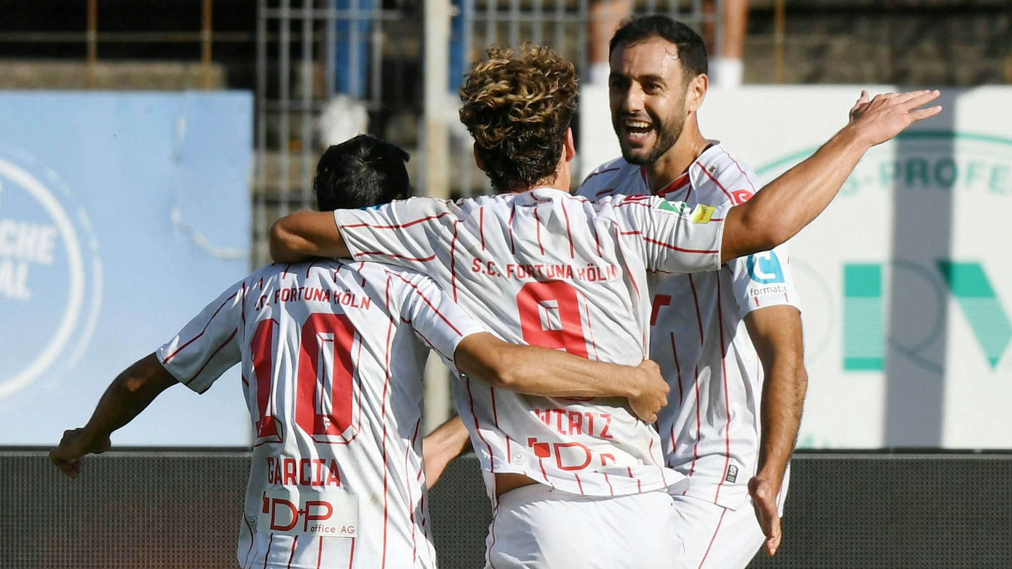 30.08.2025, xophax, Fussball Regionalliga West Fortuna Köln gegen Fortuna Düsseldorf II 3 zu 2 für Fortuna Köln Torschütze Hamadi Al Ghaddioui , rechts mit Rafael Garcia und Enzo Wirtz alle Fortuna Köln Köln *** 30 08 2025, xophax, Soccer Regionalliga West Fortuna Köln vs Fortuna Düsseldorf II 3 to 2 for Fortuna Köln Goalscorer Hamadi Al Ghaddioui , right with Rafael Garcia and Enzo Wirtz all Fortuna Köln Köln