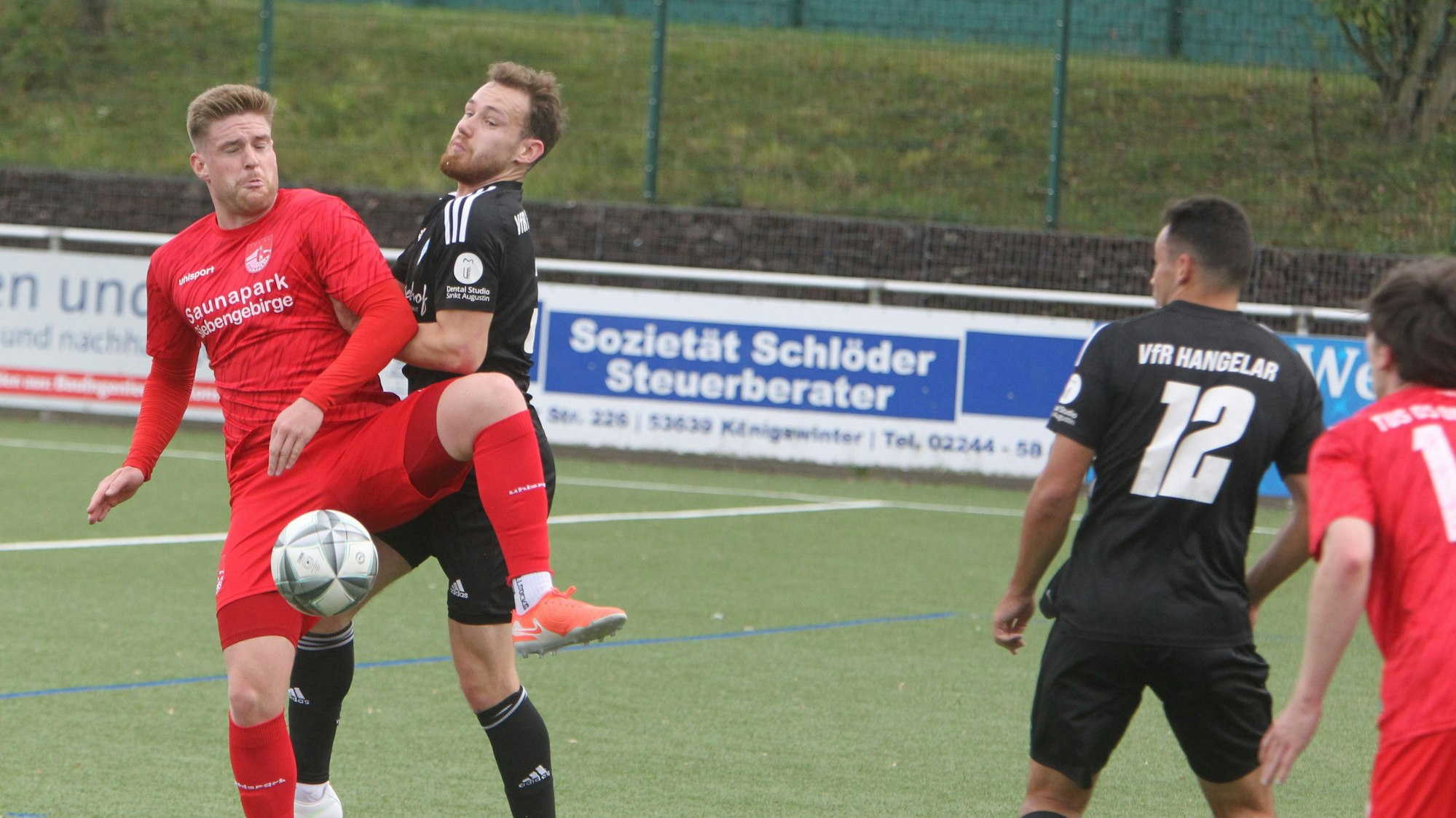 Zweikampf zwischen Nils Lokotsch (links) und Yannick Neumann vom VfR Hangelar.