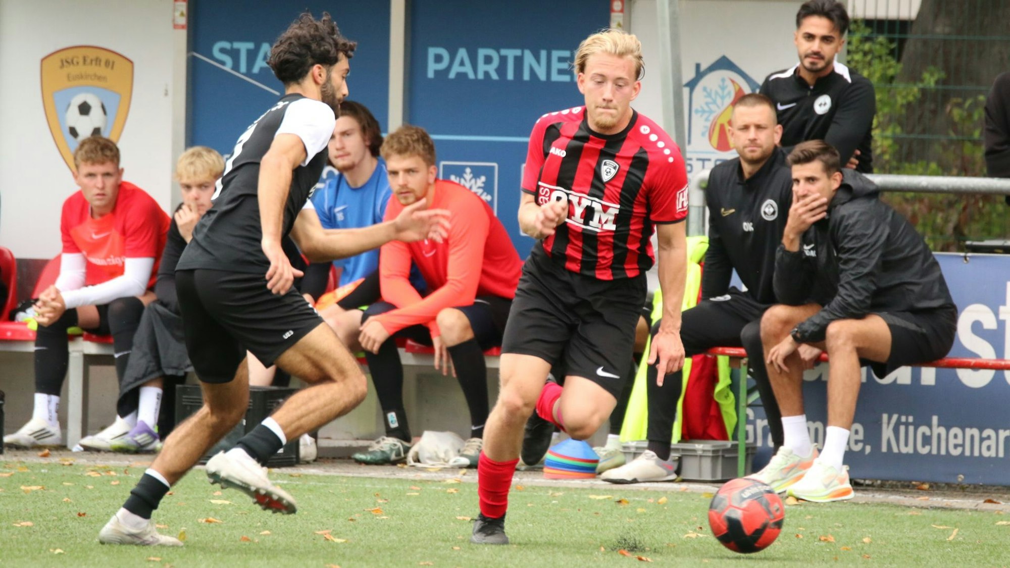 Luc-Seal Roggendorf zieht auf der Außenbahn an seinem Gegner vorbei.
