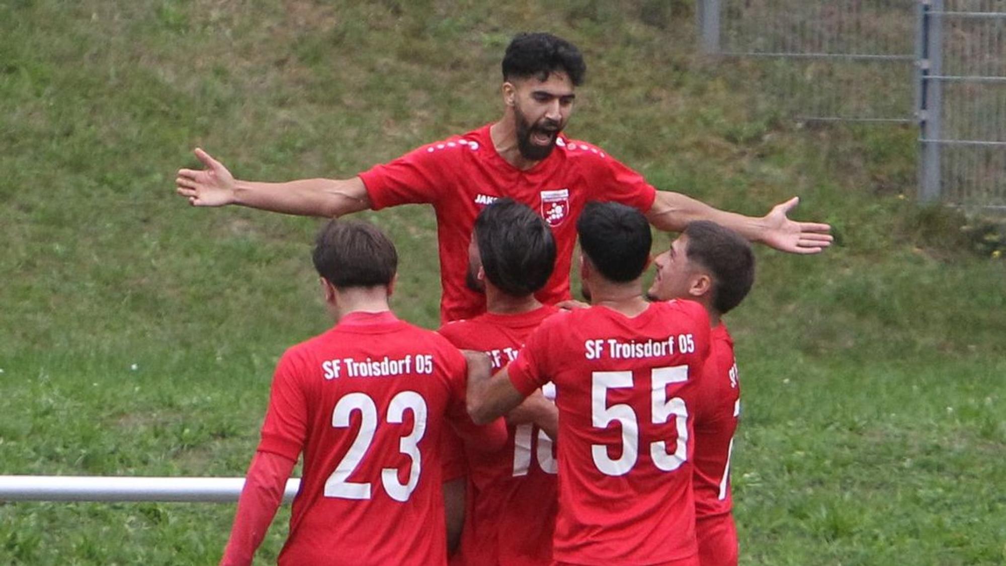 Der Troisdorfer Mohamed Khabza lässt sich nach dem 1:0 durch einen verwandelten Elfmeter feiern.