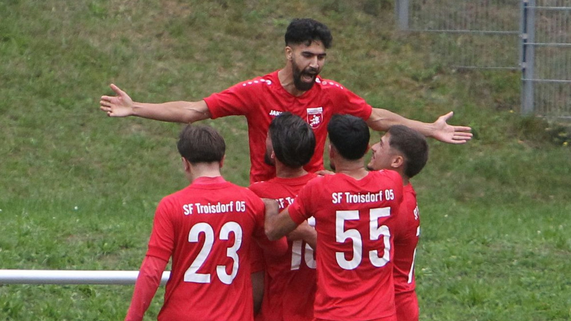 Der Troisdorfer Mohamed Khabza lässt sich nach dem 1:0 durch einen verwandelten Elfmeter feiern.