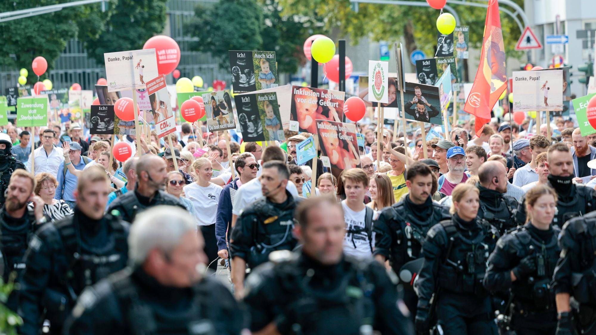 Aus ganz NRW kamen Demonstrierende der ProLife-Bewegung in Köln zusammen.