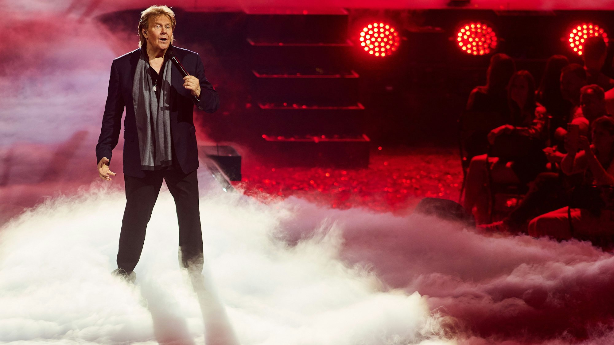 ARCHIV - 19.08.2025, Nordrhein-Westfalen, Dortmund: Aufzeichnung: Die Giovanni Zarrella Show - Eine Samstagnacht mit Howard Carpendale, Westfalenhalle. Entertainer Howard Carpendale singt auf der Bühne.