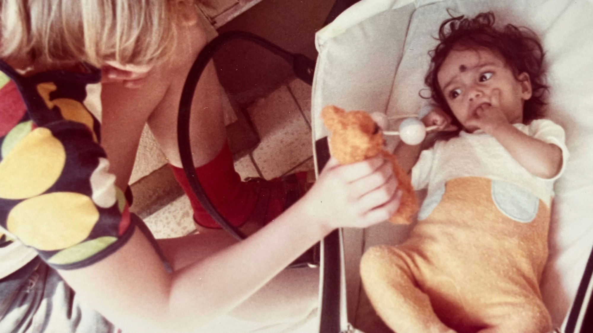 Inge Morgenstern mit ihrer adoptierten Tochter Anandi.