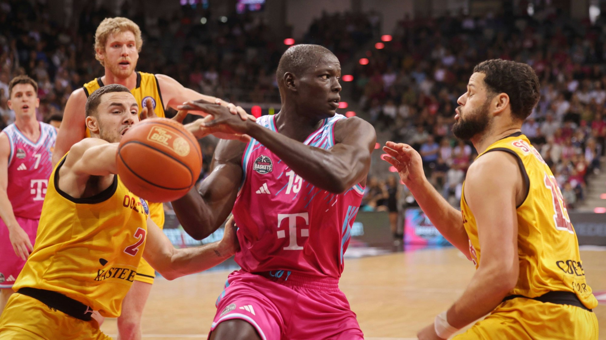 Auf Center Kur Jongkuch (Mitte) ruhen die Hoffnungen der Bonner Fans, er soll für Rebounds und Punkte unter den Brettern sorgen.