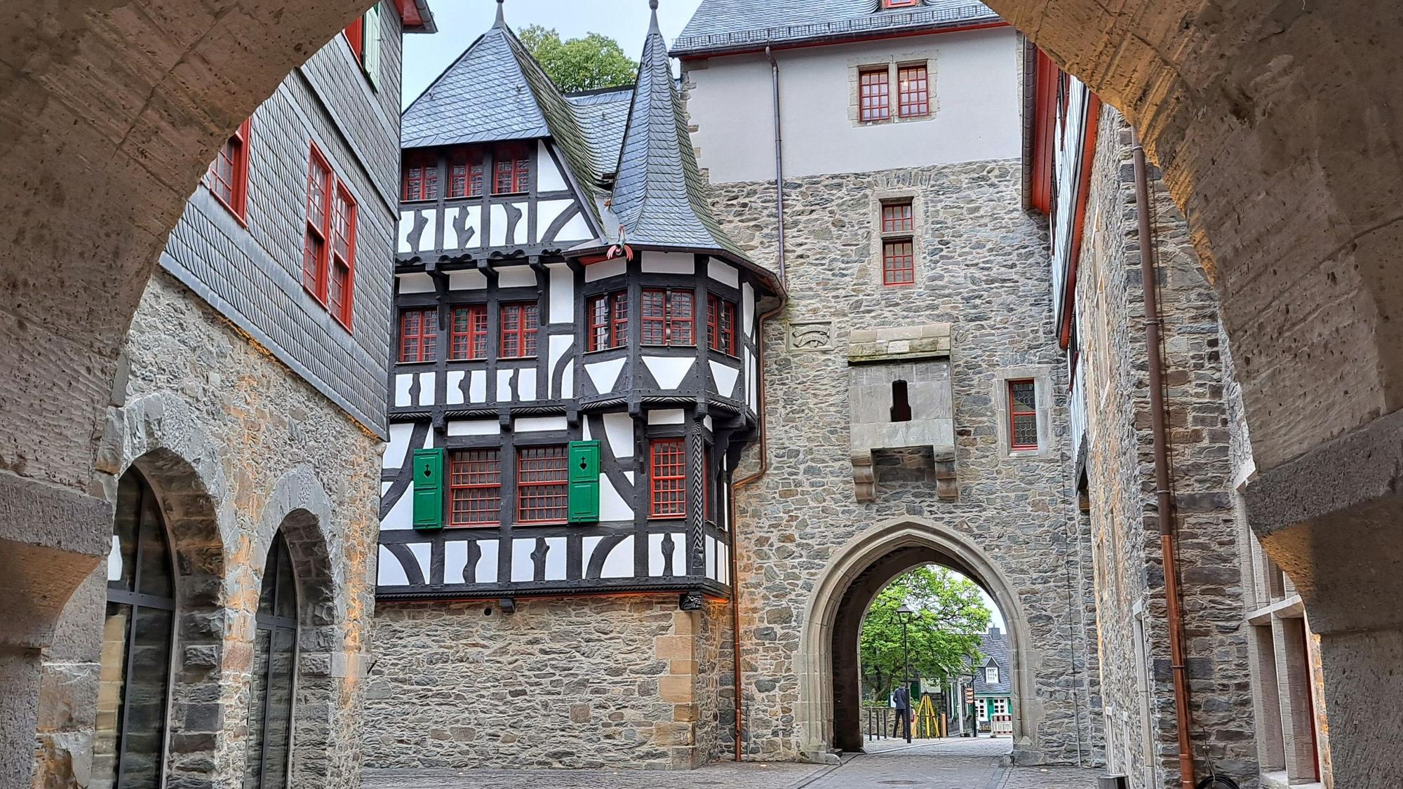Die frisch restaurierte Toreinfahrt von Schloss Burg.
