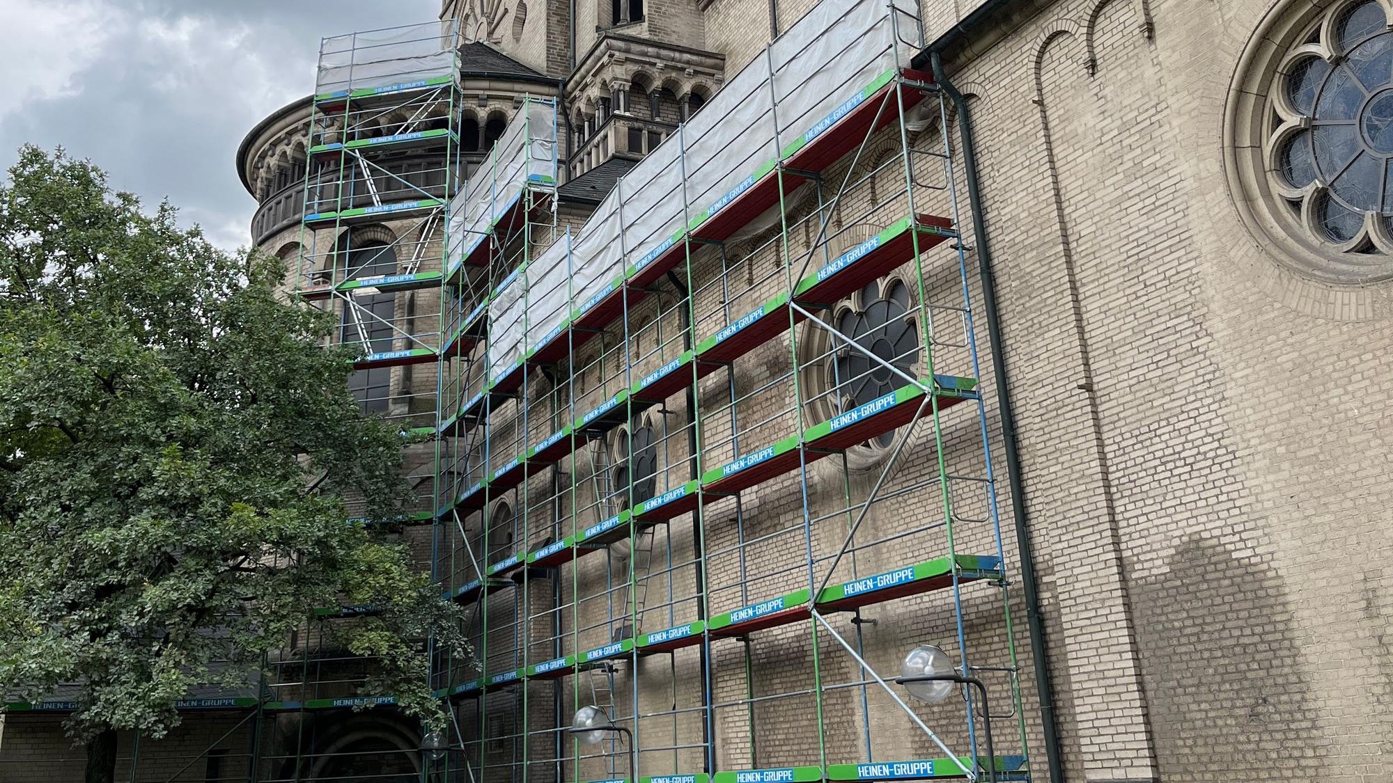 Mit Zäunen wurde die Kirche abgesperrt.
