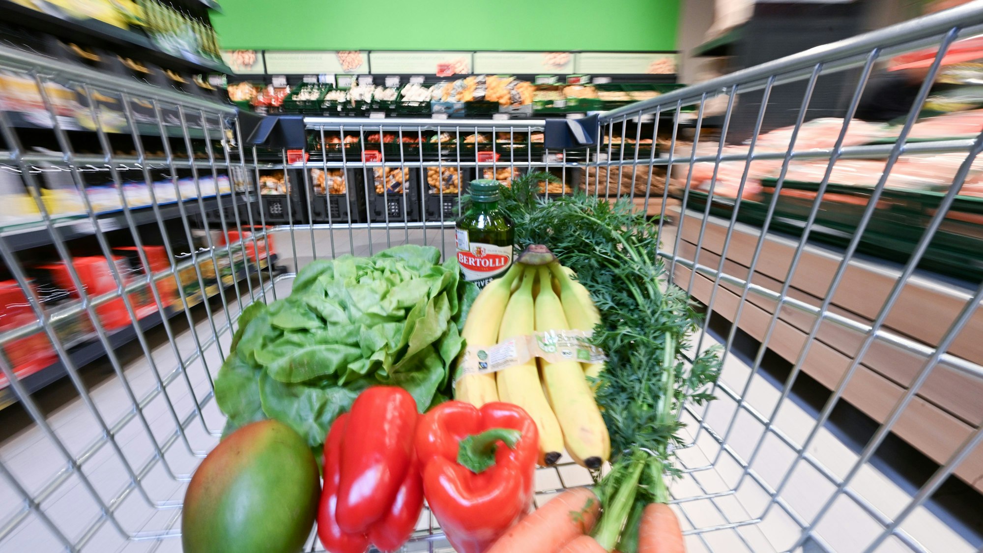 Mehr als 30 Prozent in vier Jahren: Die gestiegenen Preise für Lebensmittel lassen sich nach Ansicht von Verbraucherschützern nicht mit höheren Kosten erklären.