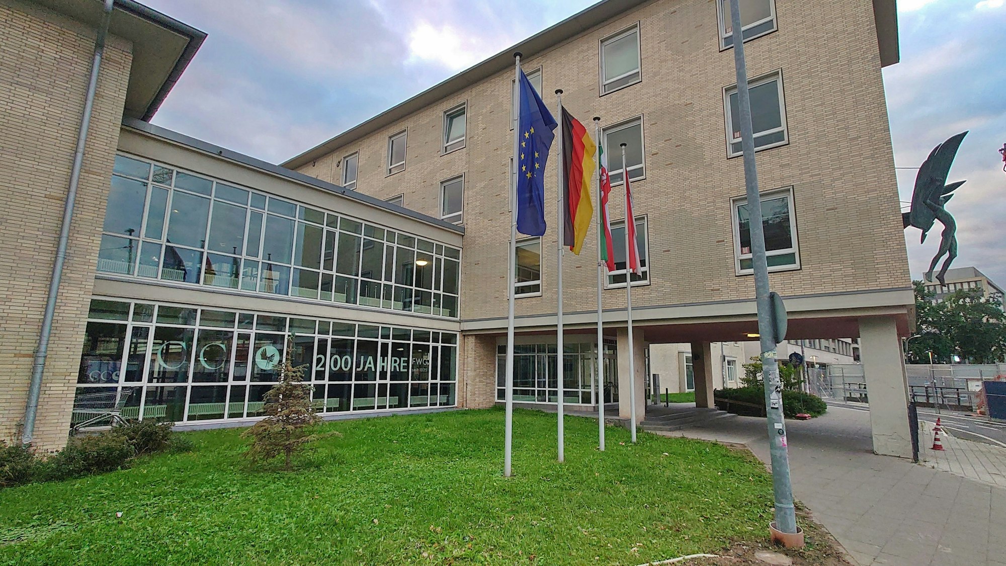 Das Friedrich-Wilhelm-Gymnasium in der Severinstraße feiert seinen 200. Geburtstag. Es ist nach dem Dreikönigsgymnasium das zweitälteste Gymnasium Köln und das einzige, das noch an seinem Gründungsort steht.