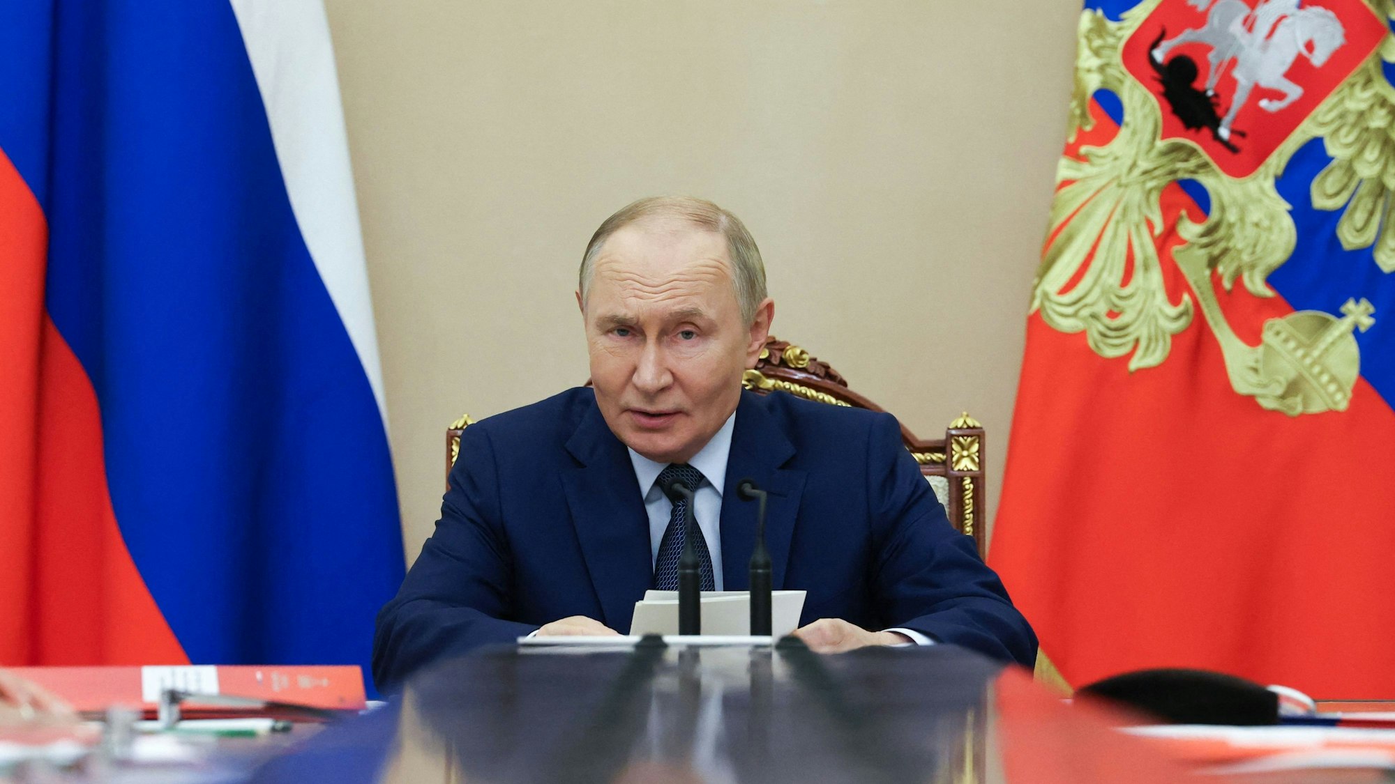 Präsident Putin will die atomare Abrüstung verlängern, solange die USA vergleichbare Maßnahmen treffen und die Abschreckung nicht gefährden.