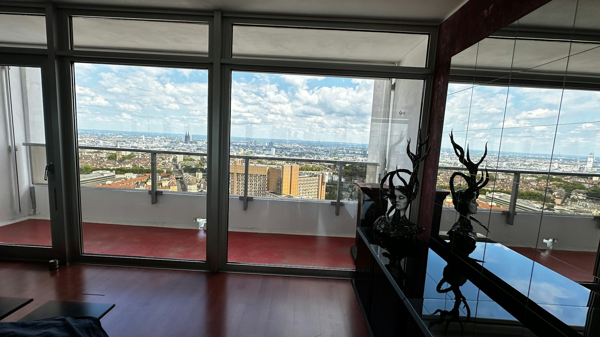 Das Schlafzimmer ist verspiegelt und vergrößert den optischen Panoramaeindruck.