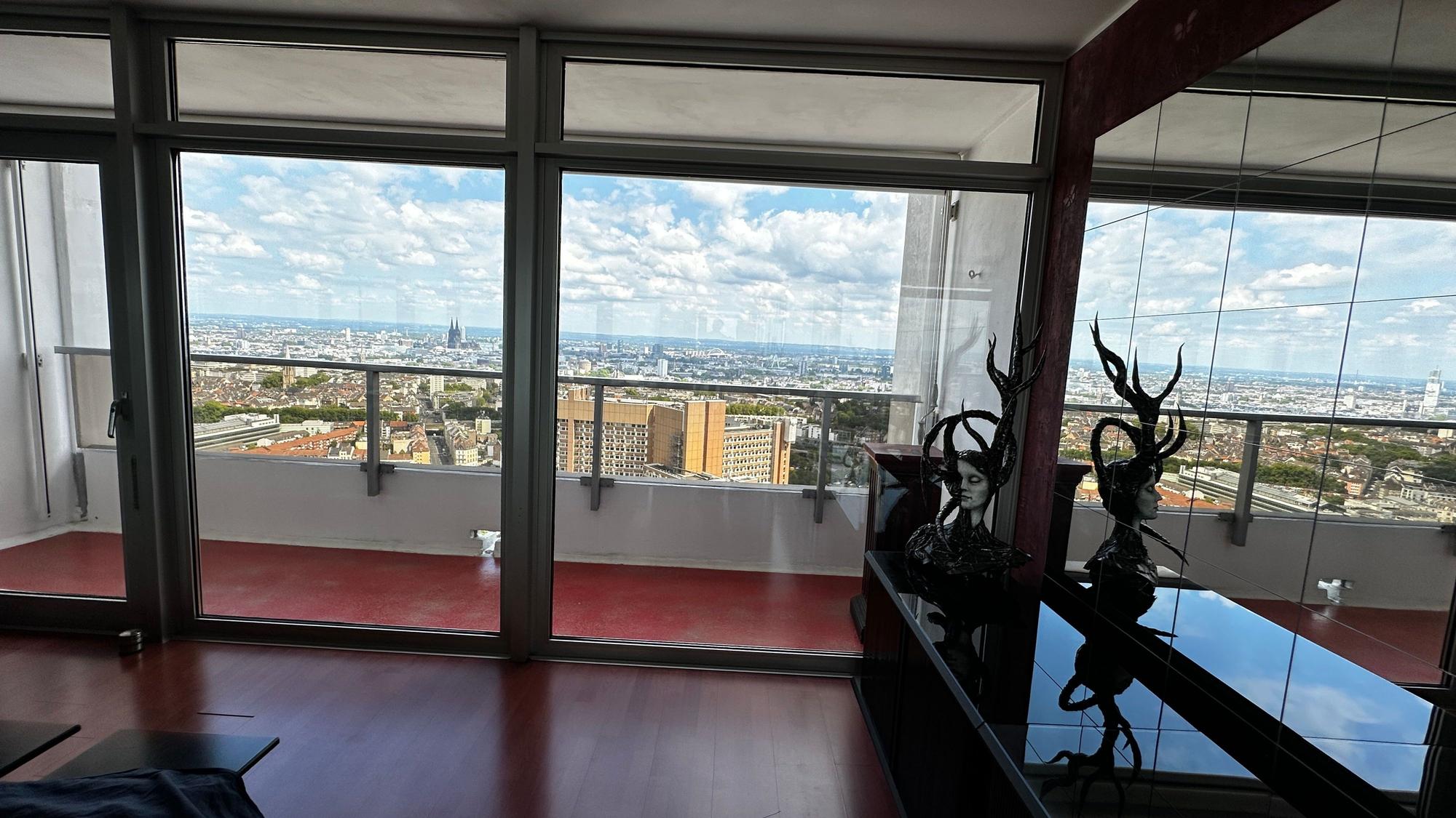 Das Schlafzimmer ist verspiegelt und vergrößert den optischen Panoramaeindruck.
