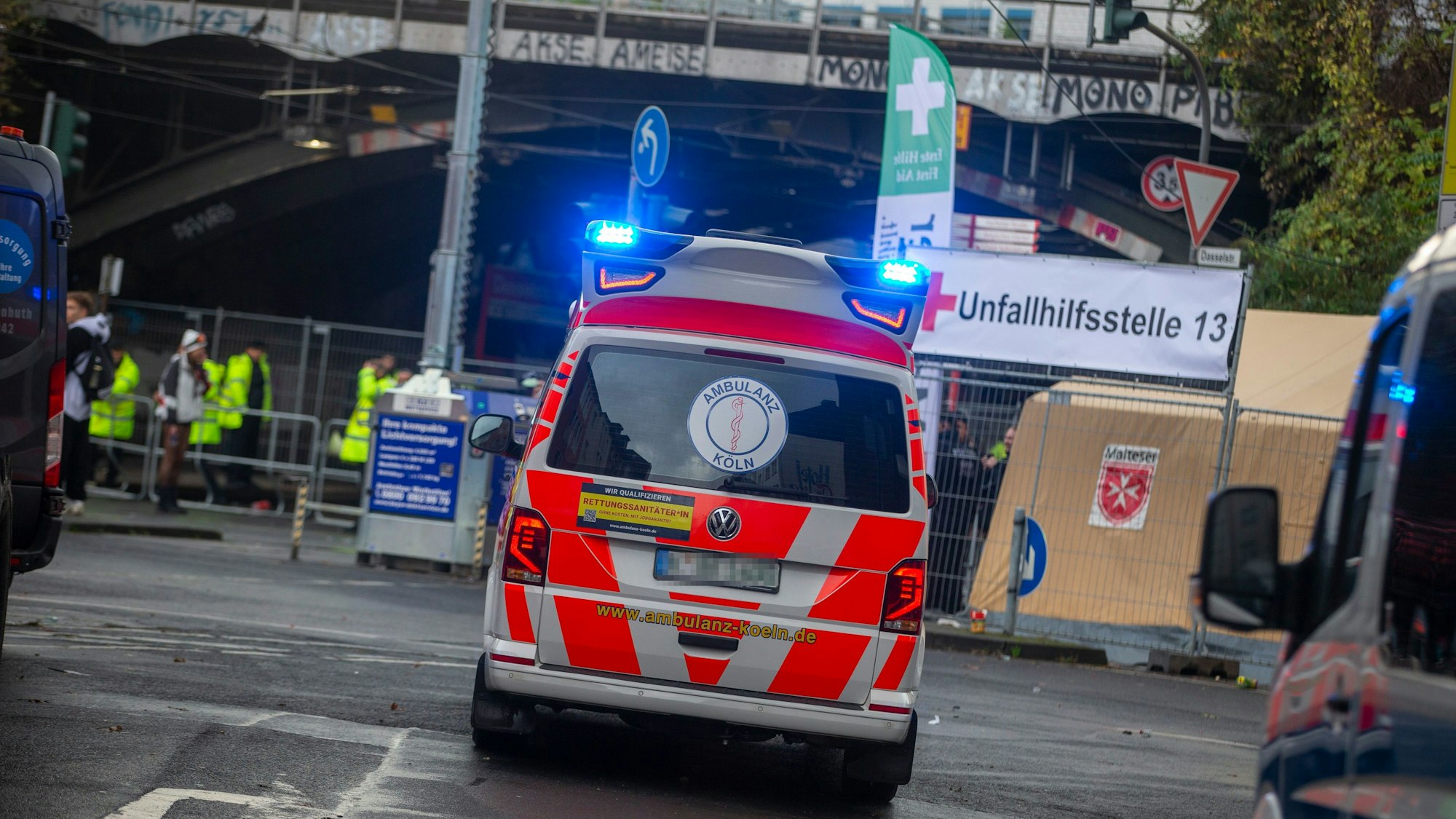 Ein Krankenwagen fährt mit Blaulicht durch das Kwartier Latäng.