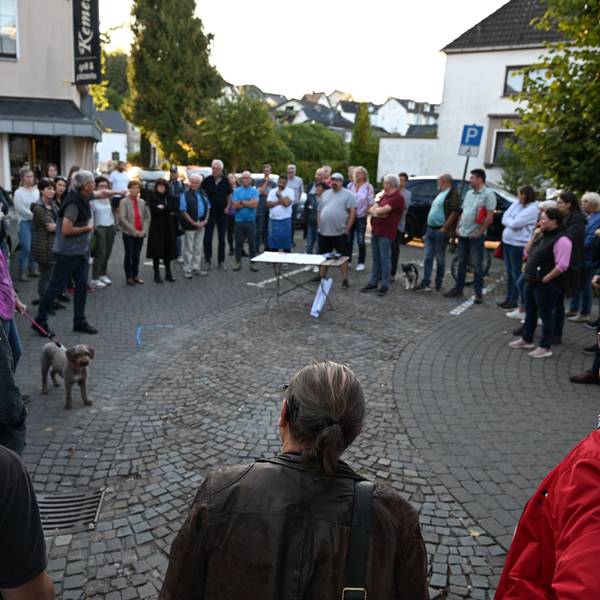 Eine Menschengruppe hat sich im Lindlarer Ortskern versammelt.