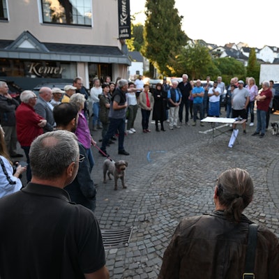 Eine Menschengruppe hat sich im Lindlarer Ortskern versammelt.