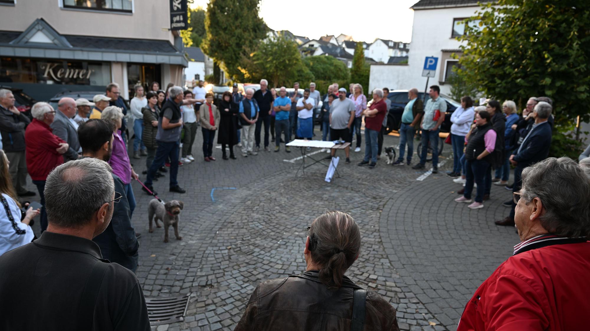 Eine Menschengruppe hat sich im Lindlarer Ortskern versammelt.