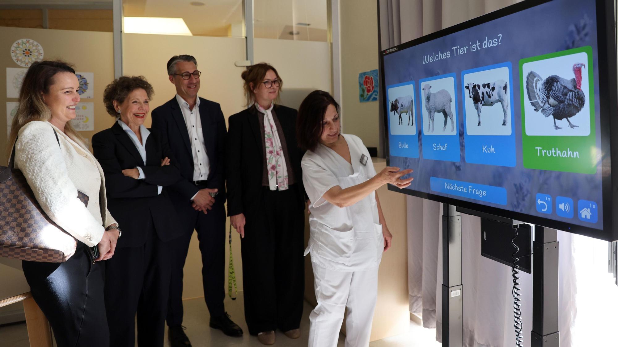 Spende eines Aktivtisches an das Alexianer-Krankenhaus. Von links: Franziska Kohl, Dr Martina Klein, Thomas Motsch, Sabine Olbrück und Rena Huseynow.
