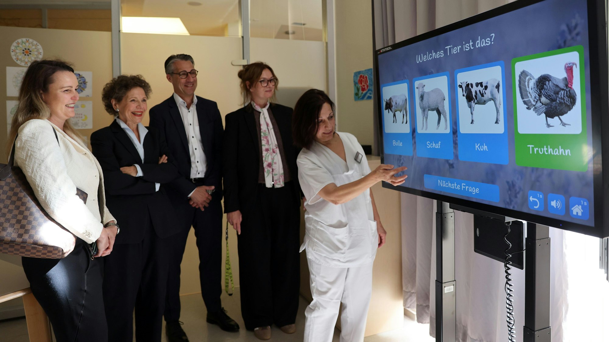 Spende eines Aktivtisches an das Alexianer-Krankenhaus. Von links: Franziska Kohl, Dr Martina Klein, Thomas Motsch, Sabine Olbrück und Rena Huseynow.