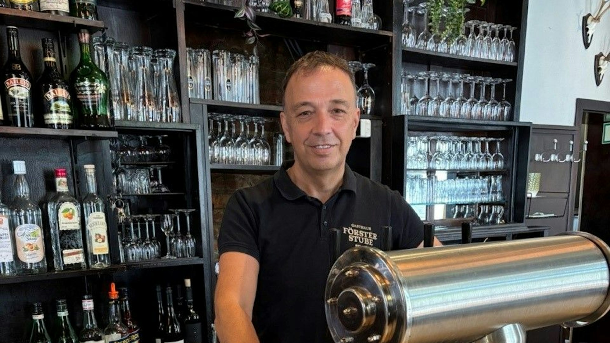 Betriebsleiter Spend Hoxa führt die Försterstube.