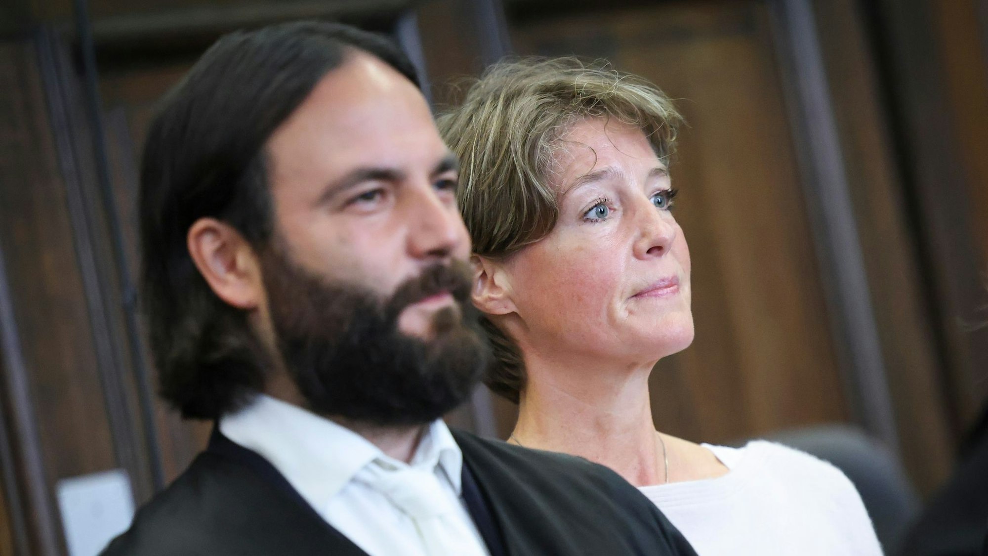 Christina Block musste sich heftige Vorwürfe ihres Ex-Mannes anhören, die sie bestreitet. Ihr Verteidiger Ingo Bott befragte den Vater, der Nebenkläger ist.