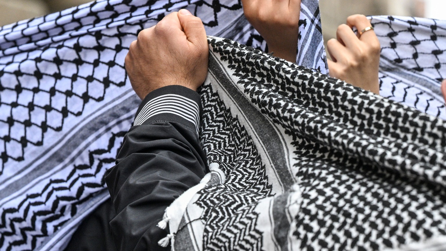 ARCHIV - 03.06.2024, Berlin: Pro-Palästinensische Studenten tragen bei einer Demonstration unter dem Motto „Hands of Student Rights“ gegen eine Verschärfung des Hochschulgesetz Palästinensertücher. Im Zuge des Nahostkonfliktes hat sich die Kufiya zu einem Symbol für die Palästinenser entwickelt. (zu dpa: «Gedenkstätte darf Gästen mit «Pali-Tuch» Zutritt verwehren») Foto: Jens Kalaene/dpa +++ dpa-Bildfunk +++