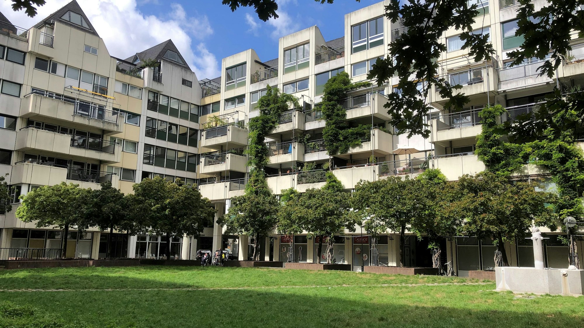 Unter dieser Wiese liegt die Tiefgarage Groß St. Martin.