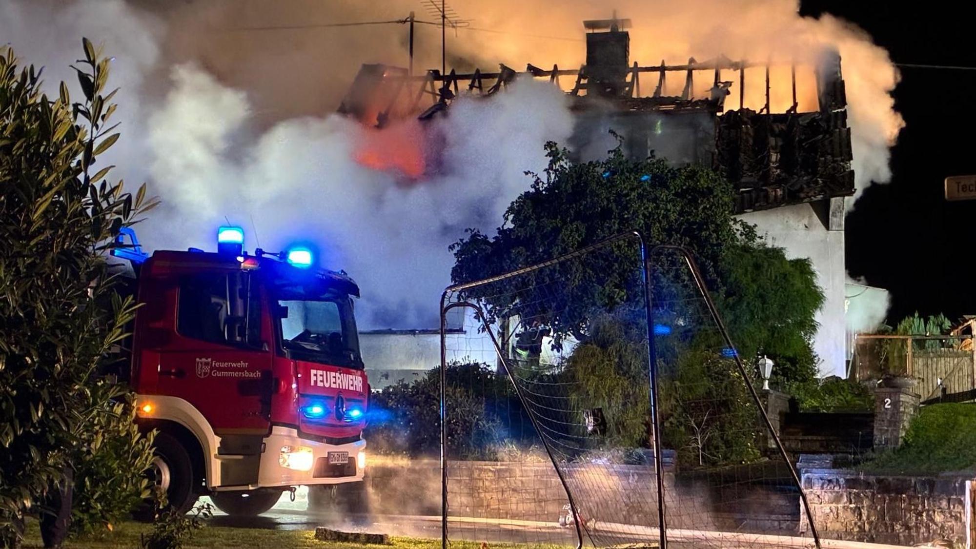 Ein Haus steht in Flammen, dichter Qualm steigt auf.