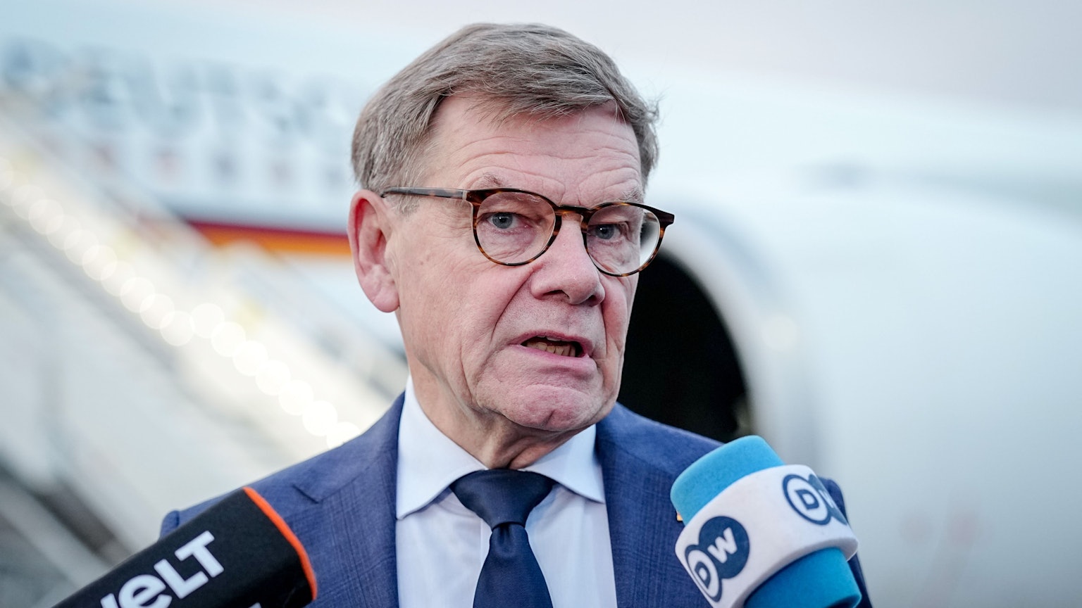 Johann Wadephul (CDU), Außenminister, gibt vor dem Airbus A350 der Luftwaffe vor dem Flug nach New York ein Pressestatement. Der Minister nimmt an der Konferenz zur Zweistaatenlösung im Nahen Osten vor der Generaldebatte der UN-Vollversammlung teil.