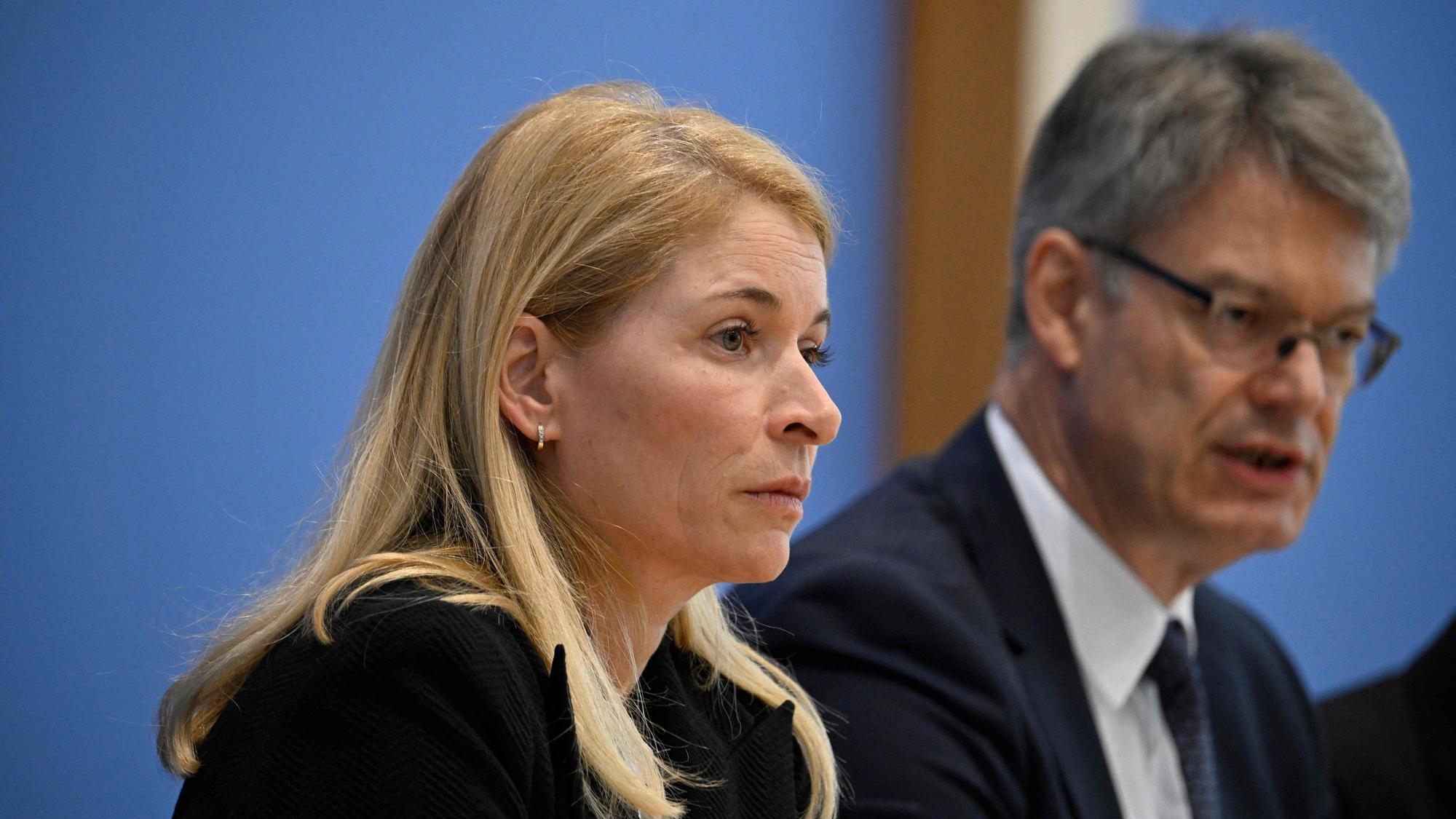 Evelyn Palla (l.) wird neue Bahn-Chefin. Verkehrsminister Patrick Schnieder (r.) stellt sie am Montag (22. September) auf einer Pressekonferenz vor.