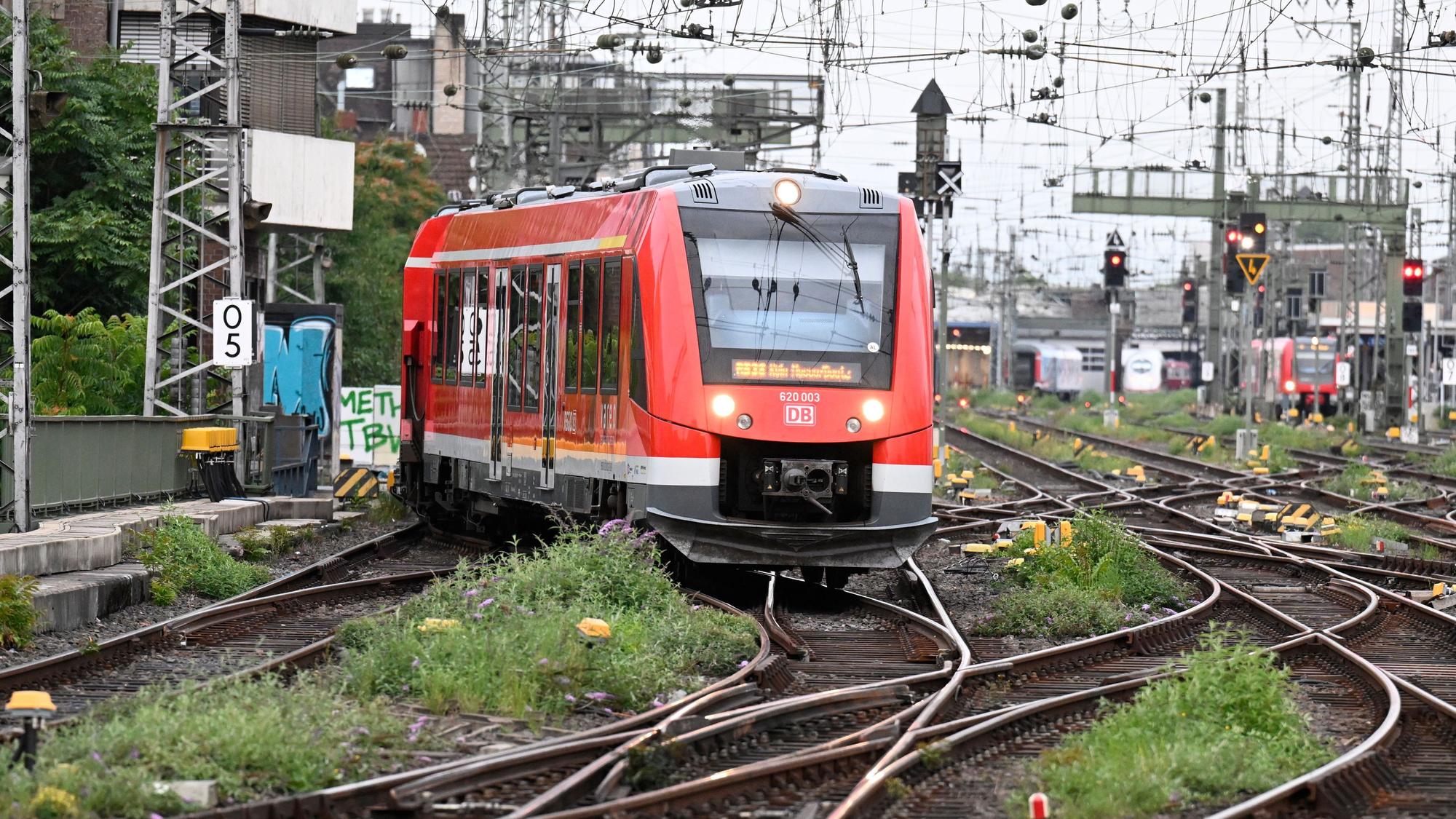 Ein Regional-Zug der Deutschen Bahn fährt in den Kölner Hauptbahnhof ein.