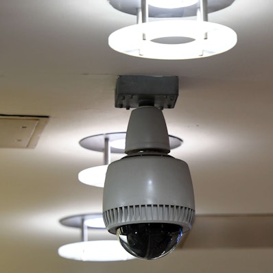 Eine Überwachungskamera hängt in einem Raum