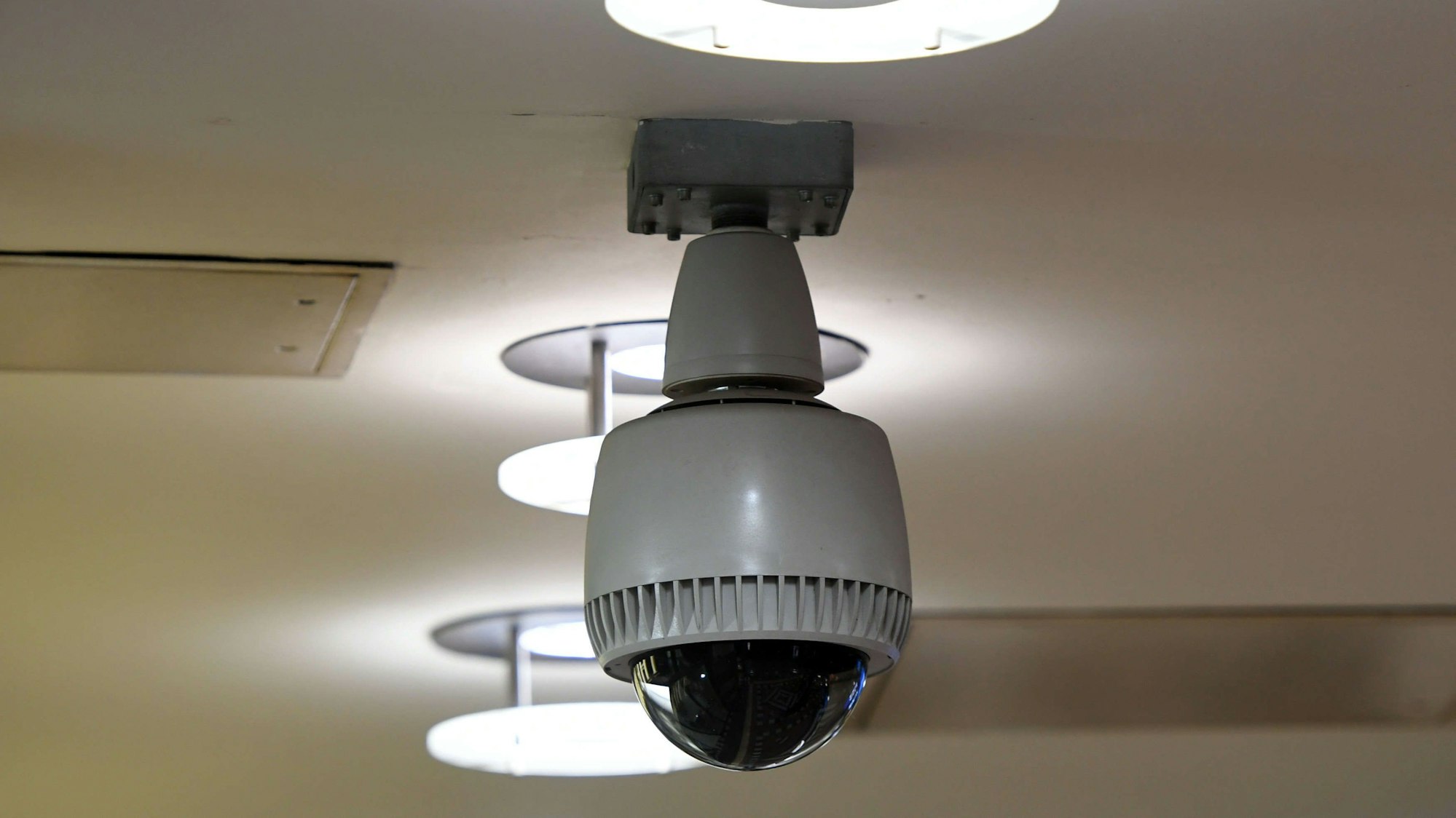 Eine Überwachungskamera hängt in einem Raum