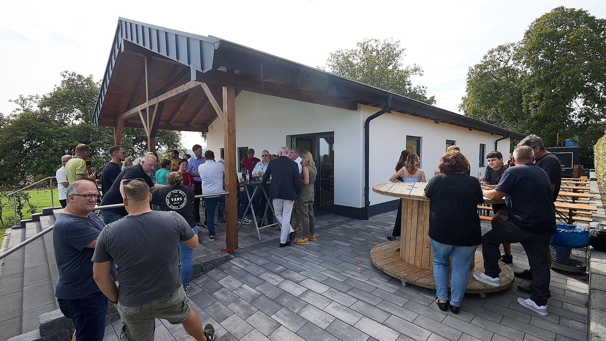 Zur Einweihung haben sich die Düttlinger draußen vor der neugebauten Halle versammelt.