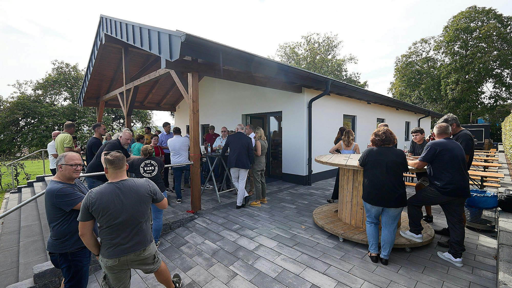 Zur Einweihung haben sich die Düttlinger draußen vor der neugebauten Halle versammelt.