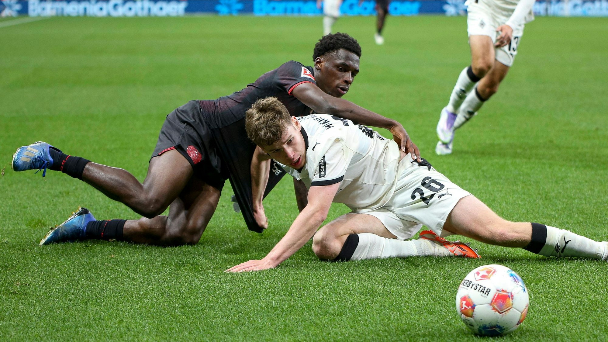 Ernest Poku (l.) sorgte nach seiner Einwechslung für Belebung im Spiel von Bayer 04 Leverkusen.