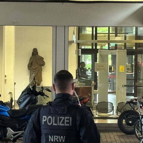 Ein herrenloser Koffer im Foyer (ganz links im Bild neben dem Regenschirm) ist der Grund für die Räumung des Gerichtes.