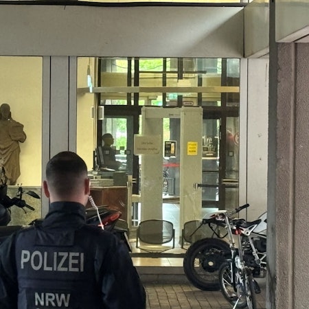 Ein herrenloser Koffer im Foyer (ganz links im Bild neben dem Regenschirm) ist der Grund für die Räumung des Gerichtes.