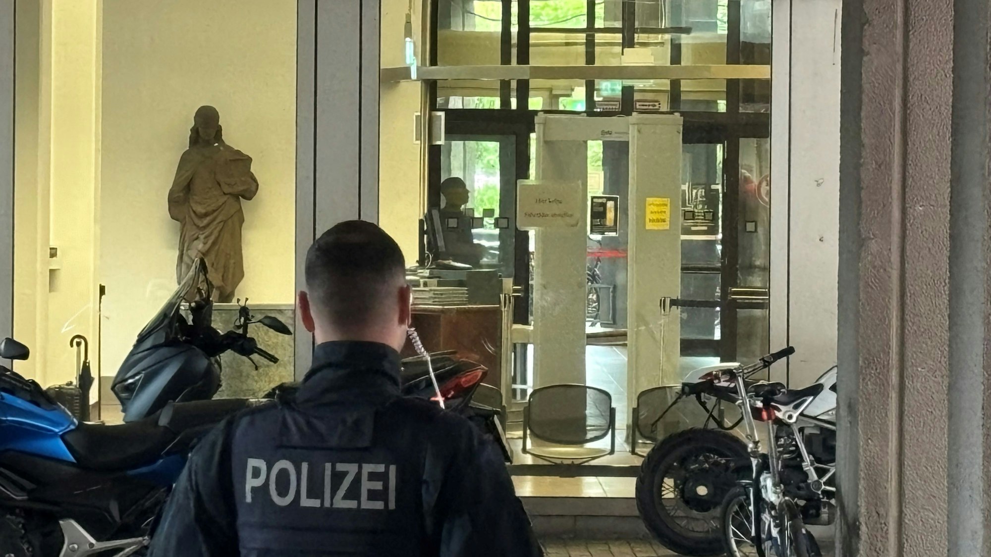 Ein herrenloser Koffer im Foyer (ganz links im Bild neben dem Regenschirm) ist der Grund für die Räumung des Gerichtes.