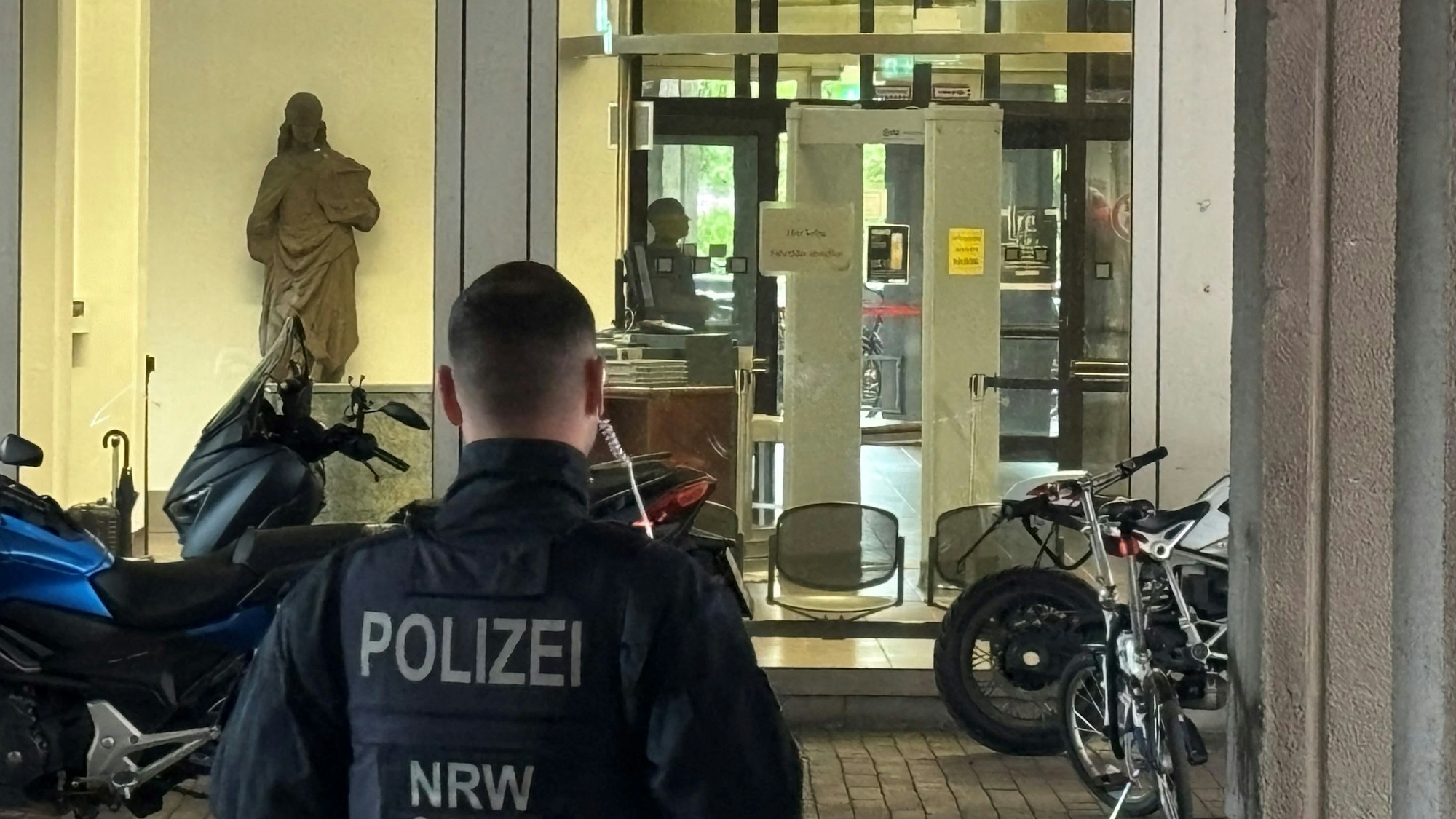Das Landgericht Köln wurde am Montagmorgen von der Polizei geräumt.