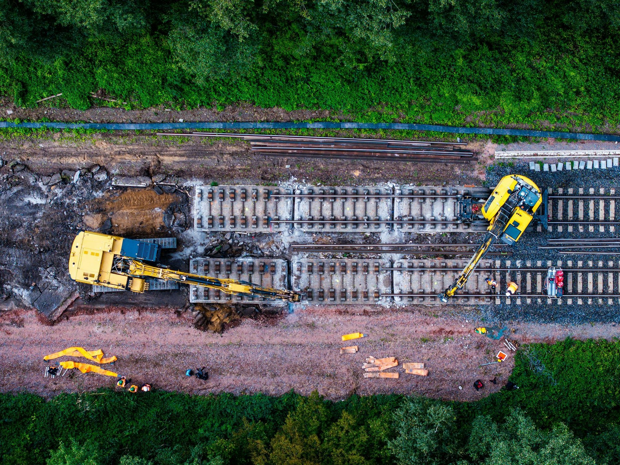Die marode Infrastruktur belastet das System Bahn seit Jahren. In den kommenden Jahren muss daher viel gebaut werden - wie hier auf der Strecke zwischen Hamburg und Berlin. (Archivbild)