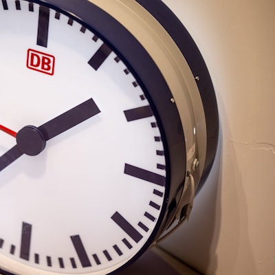 Bei einem Pressetermin der Bahn zu Zukunftsbahnhöfen in einem ehemaligen Ladengeschäft im Hauptbahnhof Berlin steht eine Uhr. (Symbolbild)