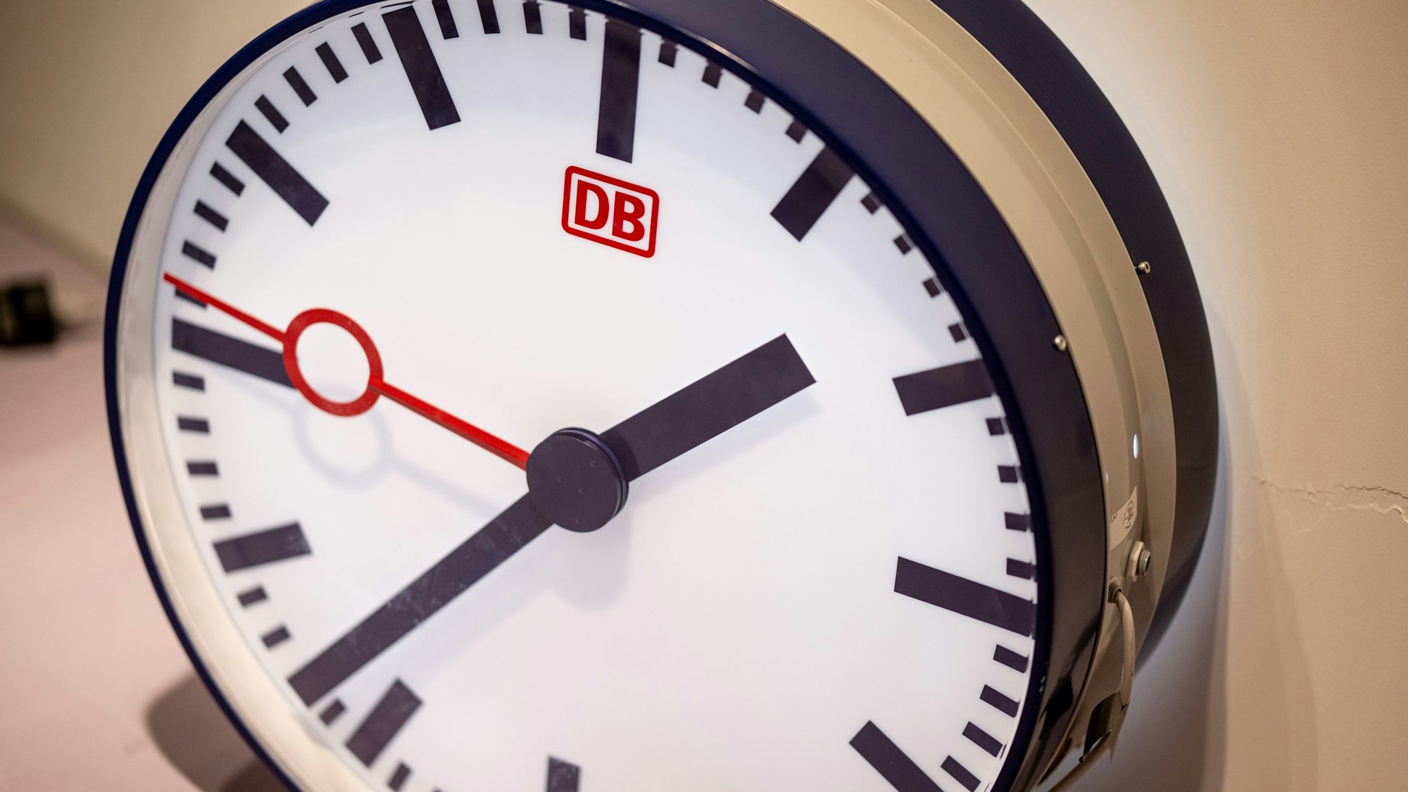 Bei einem Pressetermin der Bahn zu Zukunftsbahnhöfen in einem ehemaligen Ladengeschäft im Hauptbahnhof Berlin steht eine Uhr. (Symbolbild)